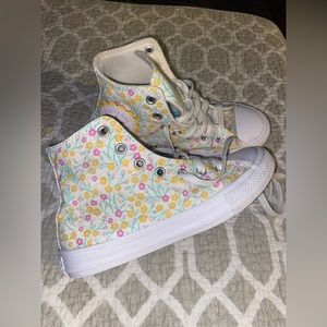 Girl’s CONVERSE HI TOPS